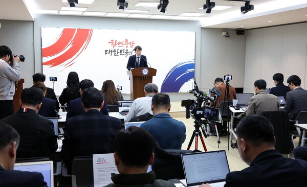 전상욱 충남도 해양수산국장이 10일(월) 도청 프레스센터에서 열린 기자회견에서 브리핑하고 있다.