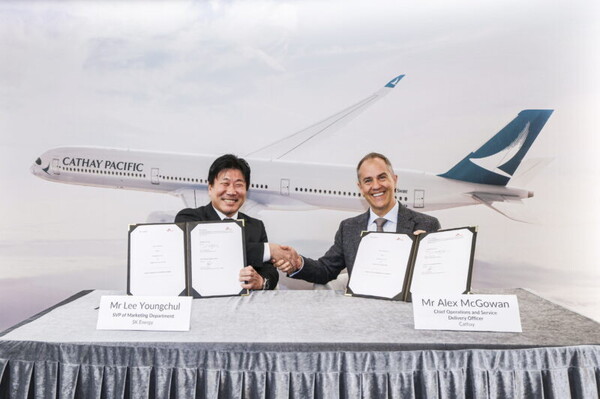 (왼쪽부터) 이영철 SK에너지 마케팅본부장과 알렉스 맥고완 캐세이퍼시픽항공 운영 및 서비스 제공 최고 책임자