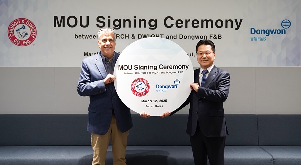 (오른쪽부터) 강용수 동원F&B DNB본부장과 아룬 히라난다니 처치앤드와이트 부사장