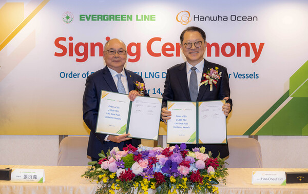 (오른쪽부터) 한화오션 김희철 대표이사와 에버그린社 장옌이 회장