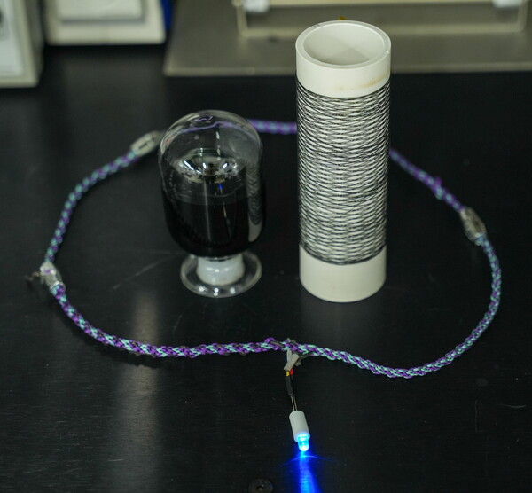 기능화된 CNT 용액 및 경량 와이어 그리고 이를 활용해 제작된 목걸이형 슈퍼커패시터