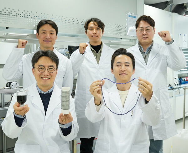 (앞줄 왼쪽부터) KERI 한중탁 박사와 KIMS 김태훈 박사를 비롯한 연구팀이 각각 CNT 용액 및 와이어, 목걸이형 슈퍼커패시터를 들고 포즈를 취하고 있다.