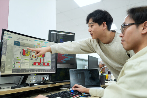 포스코DX 기술연구소 소속 개발자 직원들이 신규 개발된 PosMaster-HMI Windows 화면을 모니터링하고 있다.