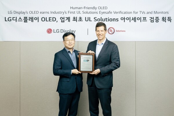 (왼쪽부터) 윤수영 LG디스플레이 최고기술책임자(CTO·부사장)와 토드 데니슨 UL 솔루션즈 글로벌 총괄 수석 부사장