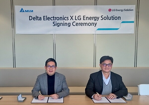 (왼쪽부터) LG에너지솔루션 ESS전지사업부장 김형식 상무와 델타 일렉트로닉스 PVI 사업부 총괄 책임자 마이크 왕