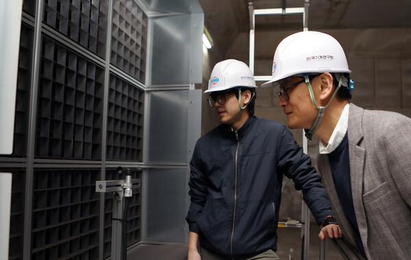 한국기계연구원 도시환경연구실 김학준 책임연구원(오른쪽)이 실증 중인 초미세먼지 저감 공조 시스템을 살펴보고 있다. 