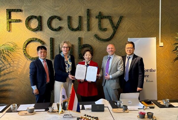 (왼쪽 두 번째부터) 델프트 공과대학교 에나 부트 부총장, 민병주 KIAT 원장, IDE(Industrial Design Engineering) 캐스퍼 코러스 학장