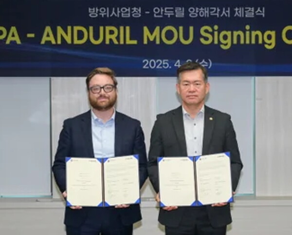 (오른쪽부터) 석종건 방위사업청장과 브라이언 쉼프(Brian Schimpf) Anduril 대표