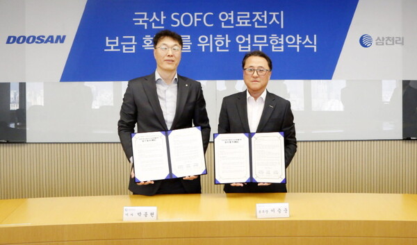 (오른쪽부터) 두산퓨얼셀 이승준 상무와 ㈜삼천리 박종현 이사