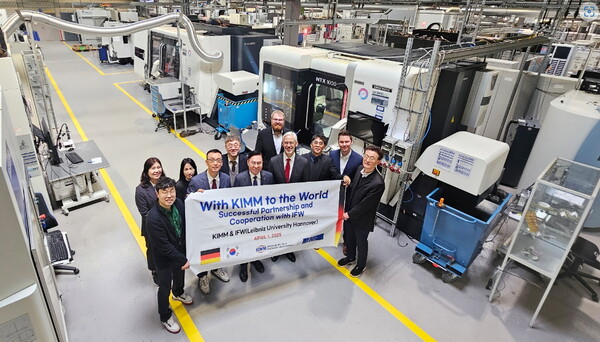 기계연 류석현 원장과 연구진은 4월 1일(현지시간) ‘With KIMM, to the World’ 글로컬 협력 플랫폼 심화를 위해 창원시청 미래전략과 관계자 등과 함께 독일 하노버공대 공작기계연구소(IFW)를 방문해 자율가공 시스템 개발 협력을 논의하고 연구현장을 둘러봤다. 