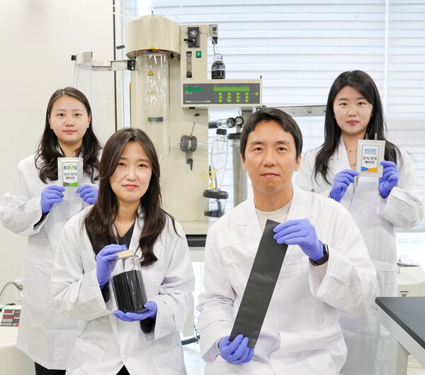 (앞줄 왼쪽부터) 재료연구원 윤지희 선임연구원과 전기연구원 황인성 선임연구원이 분무건조 기법을 활용해 고용량 이차전지 건식전극을 제조하는 데 성공했다.