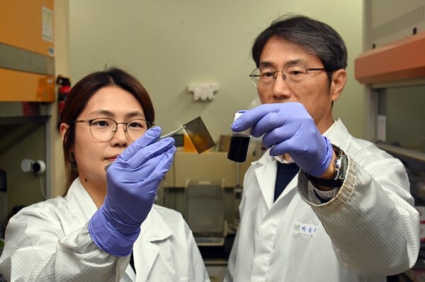 한국전자통신연구원(ETRI)이이 꿈의 물질로 불리는 그래핀을 이용해 혁신적인 투명 필름 개발에 성공했다.