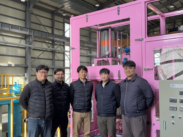 ‘수소 충전 시 충전탱크 온도상승 방지 기술’을 개발한 한국기계연구원 부산기계기술연구센터 원전기기검증연구실 연구팀. (왼쪽부터) 조대원 책임연구원, 박태국 책임기술원, 김대환 책임연구원, 강진훈 선임연구원, 김상교 선임기술원