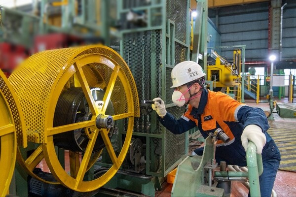 광양제철소 직원이 스틸밴드 설비를 점검하고 있다.