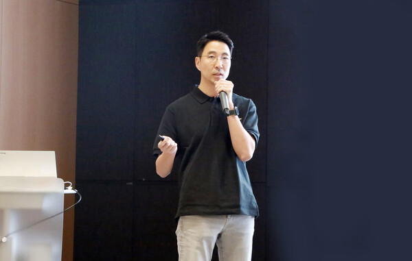 두산로보틱스 김민표 대표가 전 임직원들이 모인 타운홀 미팅 자리에서 회사의 방향성과 비전에 대해 공유하고 있다.