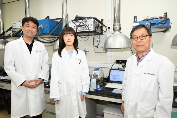 (왼쪽부터) 한국재료연구원 김세일 선임연구원, 이수진 학생연구원, 이주열 책임연구원