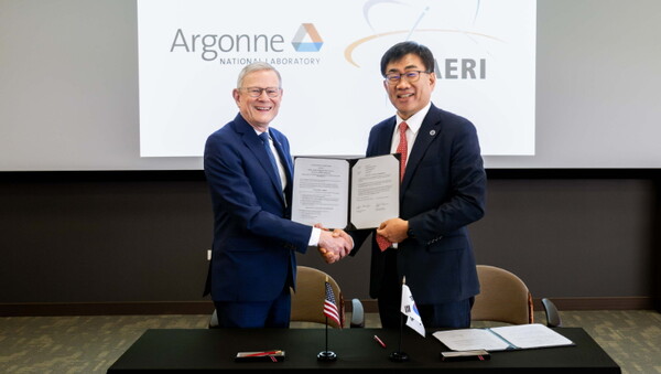 (왼쪽부터) 폴컨스(Paul Kearns) 아르곤국립연구소장, 주한규 한국원자력연구원장