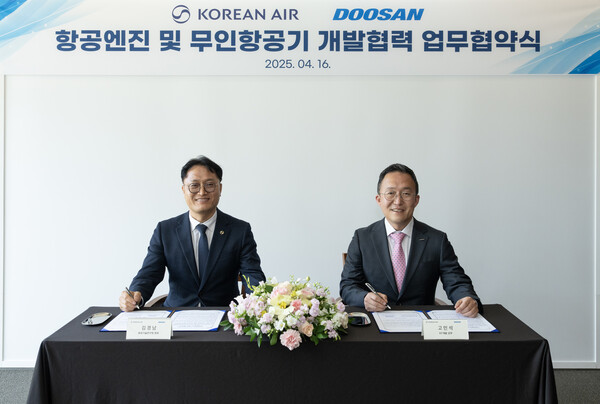 (오른쪽부터) 고민석 GT개발 담당과 김경남 대한항공 항공기술연구원장