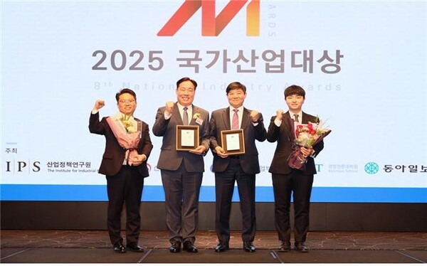 지난 17일(목) 서울 서초구 엘타워에서 열린 ‘2025 국가산업대상’ 시상식에서 김평기 서부발전 발전처장(왼쪽 두 번째)과 김대성 환경운영실장(오른쪽 두 번째) 등 서부발전 수상자가 기념촬영하고 있다.