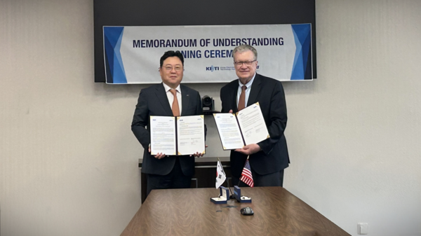 (왼쪽부터) 신희동 한국전자기술연구원(KETI) 원장과 월터 다우닝(Walter D. Downing) SwRI 최고운영책임자(COO)