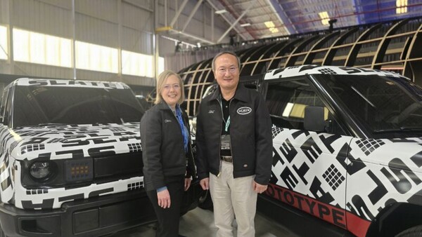 (오른쪽부터) 이석희 SK온 대표이사 사장과 크리스 바먼(Chris Barman) 슬레이트 최고경영책임자