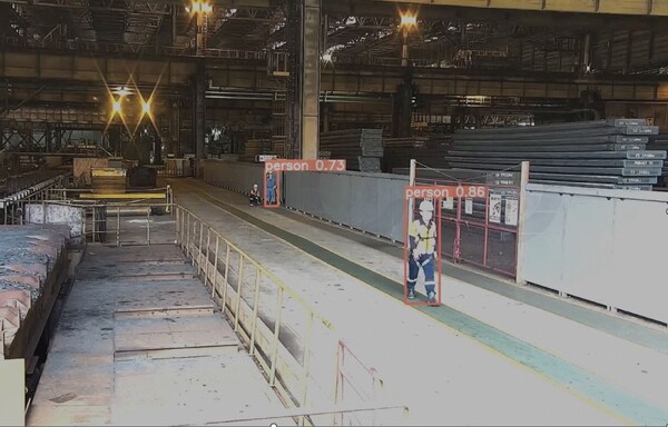 통행로에 설치된 CCTV가 사람을 실시간으로 감지하고 있는 모습