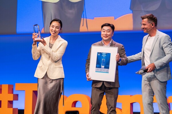 곽현영 삼성SDI 중대형 마케팅팀장(상무, 사진 왼쪽)이 ‘어워드 위너’ 트로피를 수상하고 있다.