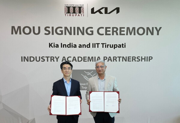 (왼쪽부터) 이광구 기아 인도권역본부장(전무)과 사티아나라야나(K.N. Satyanarayana) IIT 티루파티 총장