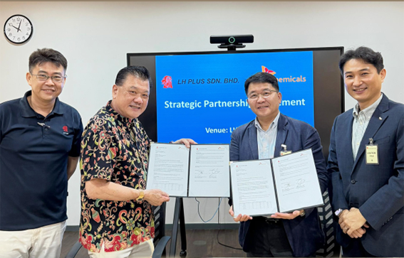 (왼쪽 두 번째부터) 캘럼 챈(Callum Chen) LH플러스 대표이사와 김응수 SK케미칼 그린소재사업본부장