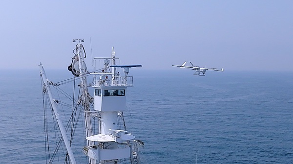 동원산업이 세계 최초로 개발한 어군 탐지 전용 드론이 참치 어군을 찾기 위해 비행하고 있다.