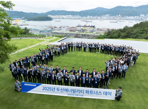 지난 21일 두산에너빌리티 창원 본사에서 진행된 ‘2025년 두산에너빌리티 파트너스 데이’에서 참석자들이 기념촬영을 하고 있다.