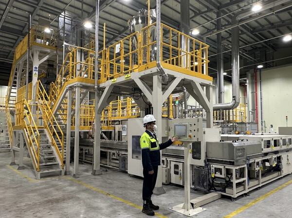 포스코퓨처엠 관계자가 세종 기술연구소 파일럿 플랜트에서 LMR 양극재 제품 생산을 테스트하고 있다.