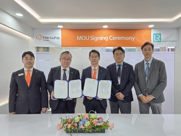 한화오션 특수선해외사업단장 정승균 부사장(가운데)과 로이드 선급 극동아시아 사업총괄 홍충식 부사장(왼쪽에서 두번째) 등 양사 관계자들이 해외 함정수출을 위한 전략적 협력 MOU를 체결한 뒤 기념촬영을 하고 있다.