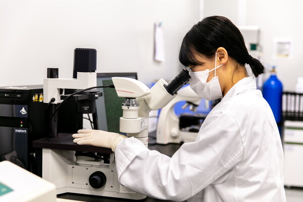 한국기계전기전자시험연구원(KTC) 관계자가 동물용 의료기기 비임상 관련 시험을 진행하고 있다.