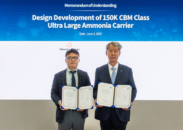 한화오션 상선사업부장 김종서 사장(왼쪽)과 한국선급 이형철 회장이 150,000CBM급 초대형 암모니아운반선 기술협력 MOU에 서명한 뒤 기념촬영을 하고 있다.
