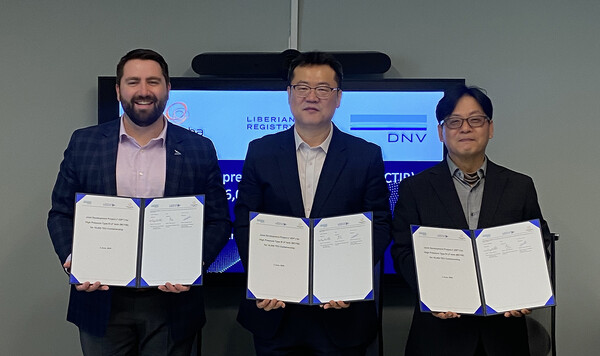 한화오션 기본설계담당 이정선 상무(가운데)와 DNV 이정훈 영업본부장(오른쪽) 등이 맥티브 연료탱크 관련 기술협력 MOU에 서명한 뒤 기념촬영을 하고 있다.