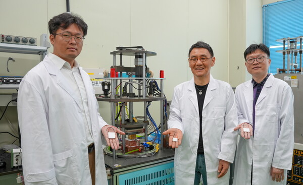 KERI 박수동 박사(가운데) 연구팀이 '열전발전 기준 소자 3종'을 들고 포즈를 취하고 있다.