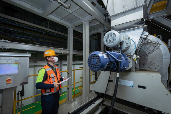 광양 전구체 공장에서 포스코퓨처엠 관계자가 제조 공정을 확인하고 있다.