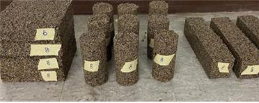 이재영 철도연 교통환경연구실장과 고효인 철도연 책임연구원이 개발한 회수 골재를 활용한 흡음블록 시편