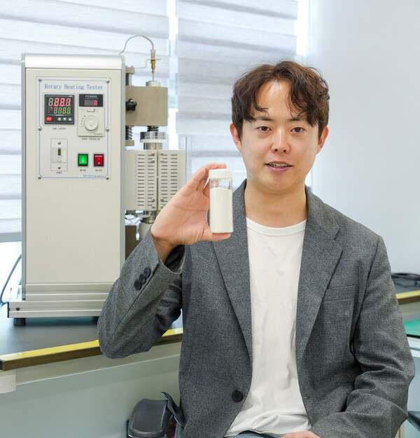 KERI 유승건 박사팀이 단순한 기계적 충돌만으로 무기 나노입자를 고분자 마이크로입자 표면에 부착시킬 수 있는 ‘복합입자 합성 기술’을 개발했다.