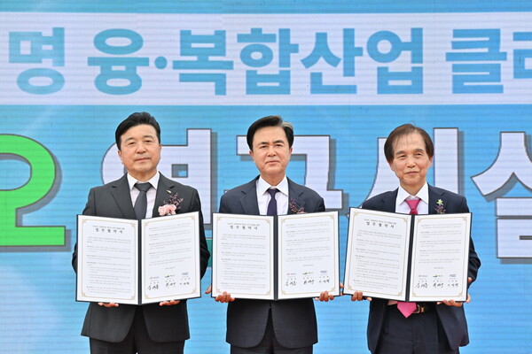 (왼쪽부터) 이광형 KAIST 총장, 김태흠 충남도지사, 최재구 예산군수