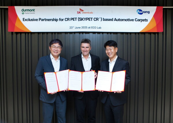 (왼쪽부터) 안재현 SK케미칼 사장, 요세프 제틀(Josef Zettl) 듀몬트 대표, 이동섭 파아랑 대표