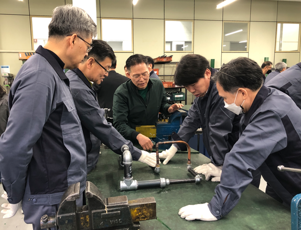 한국폴리텍대학 서울정수캠퍼스 지능형에너지설비과에서 신중년특화과정 공조냉동실습 수업을 하고 있다.