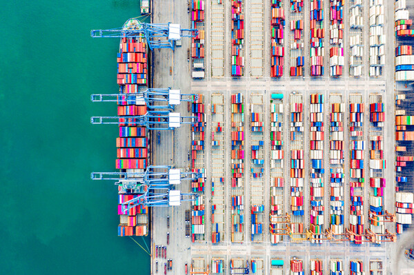 올해 상반기 우리 수출은 미국의 관세 조치, 경기 회복세 둔화, 중동 사태 등 전례 없는 글로벌 통상·무역 환경의 불확실성에도 불구하고 전년 수준을 유지하였다.