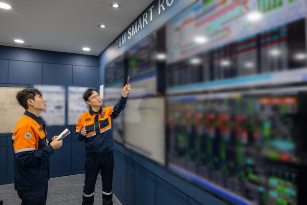 광양제철소 관계자들이 냉연 자동속도 제어 시스템 현황판을 모니터링하고 있다.