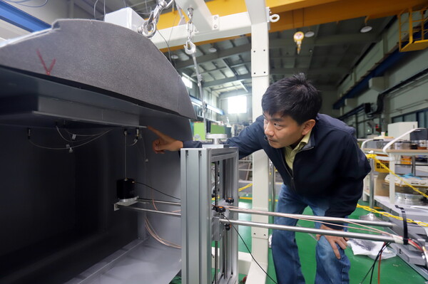 선체 부착 센서 기반 수중방사소음 예측기술을 개발한 기계연 가상공학연구센터 이성현 책임연구원이 시험 장비를 살펴보고 있다.