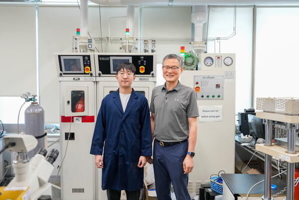 (왼쪽부터) UNIST 에너지화학공학과 이재성 연구원과 백종범 교수
