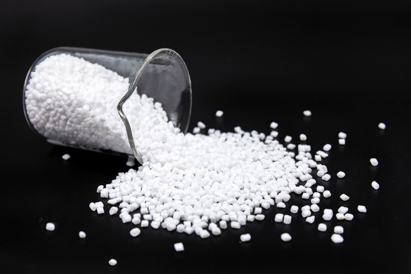 롯데케미칼이 한국환경산업기술원이 주관하는 ‘환경표지 인증 적합원료 공급망’에 참여해 PE, PP, PET 등 플라스틱 소재군 내 39개 제품을 적합 원료로 승인 운영 중이다.