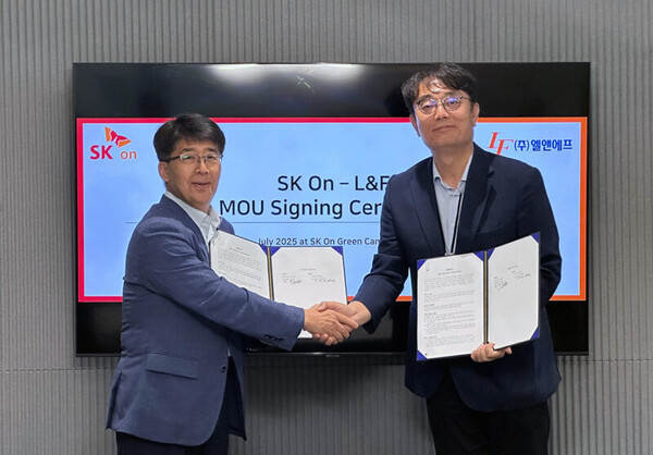 (왼쪽부터) 신영기 SK온 구매본부장과 이병희 엘앤에프 최고운영책임자(COO)