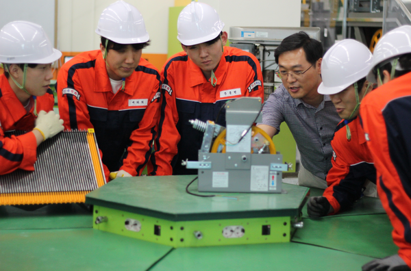 한국폴리텍대학 동부산캠퍼스 승강기안전과에서 승강기안전장치인 과속조절기 기능 실습을 진행하고 있다.